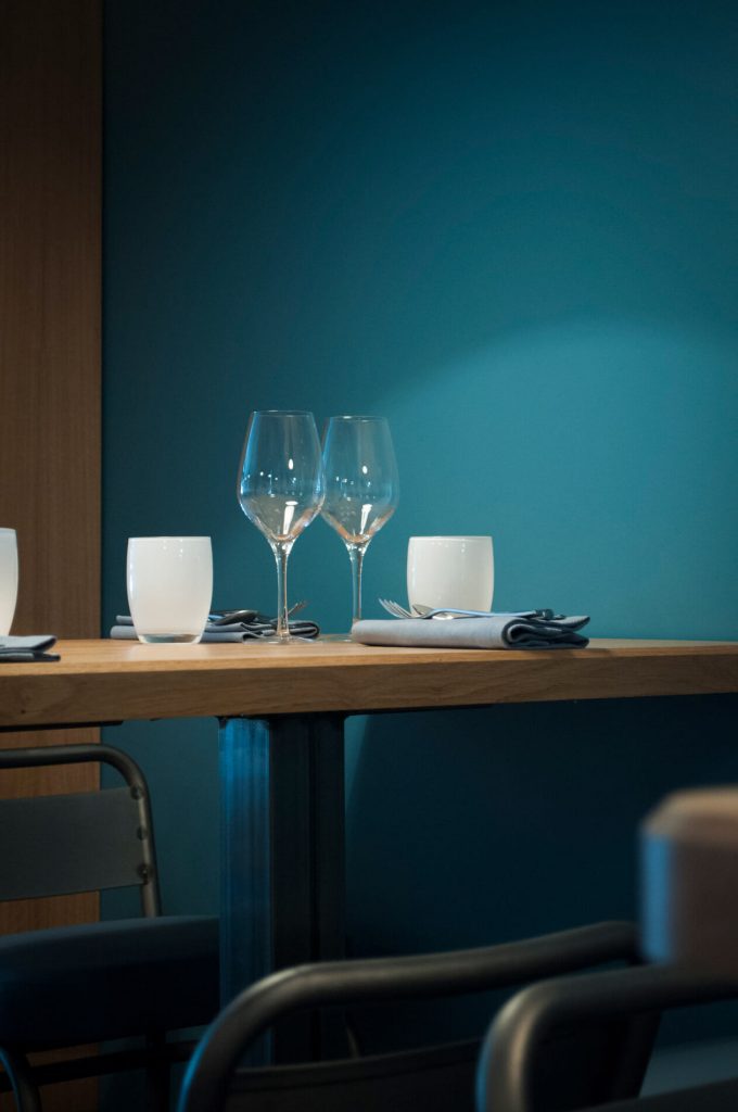 Simplicité et bleu palombe chez Pottoka, le restaurant parisien de Sébastien Gravé